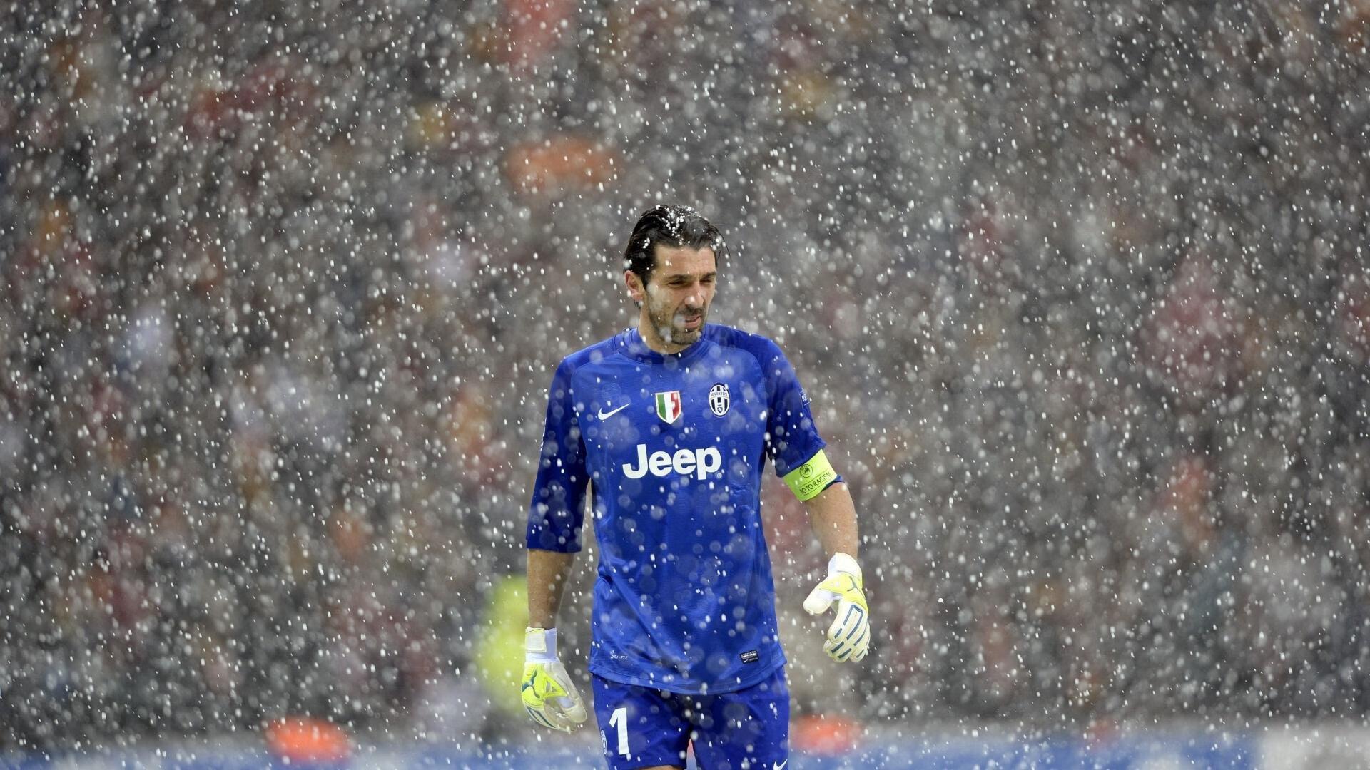 【熊猫体育官网】姆巴佩帽子戏法助巴黎圣日耳曼大胜里昂，法甲冠军悬念再起